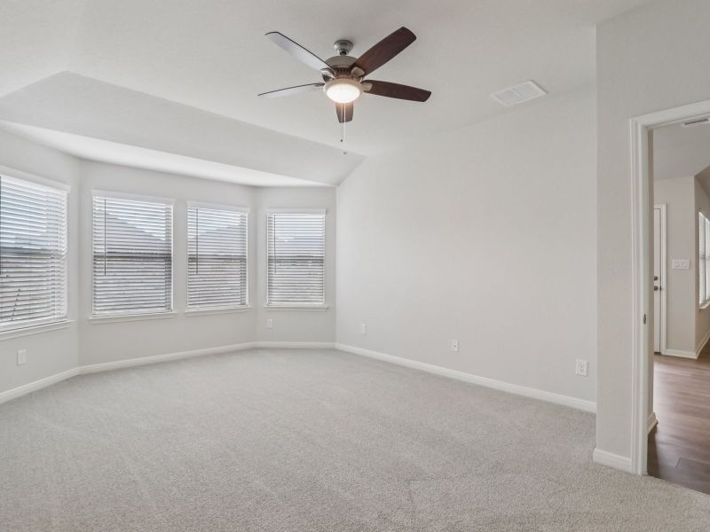 Spacious, unfurnished interior of a new home in Arcadia Ridge - Premier Series, San Antonio (Image 9).