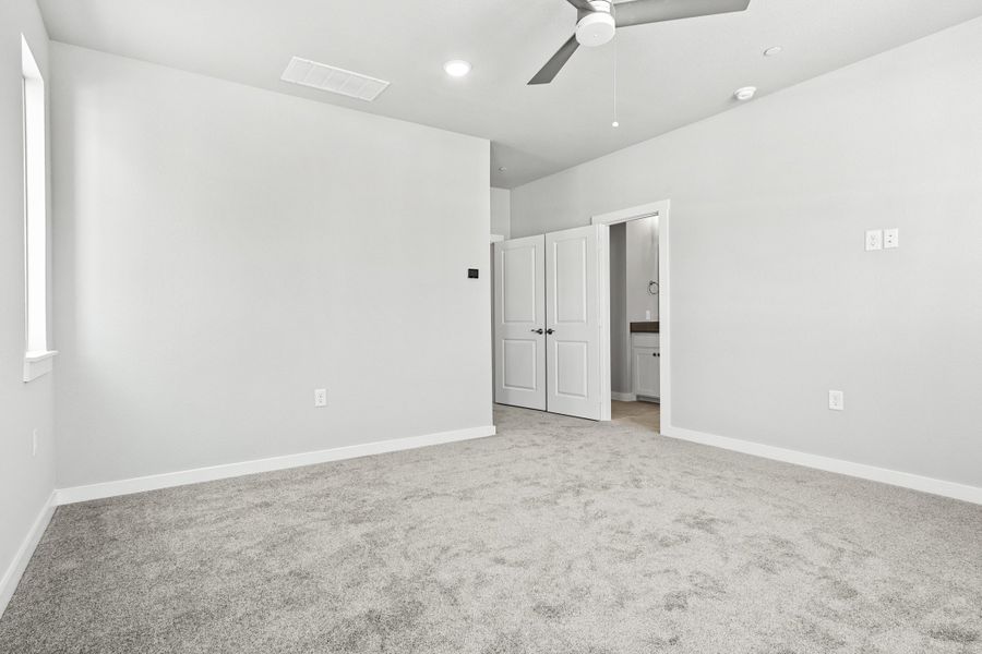 Spacious, unfurnished interior of a new home in Ten Mile Creek, Celina (Image 37).