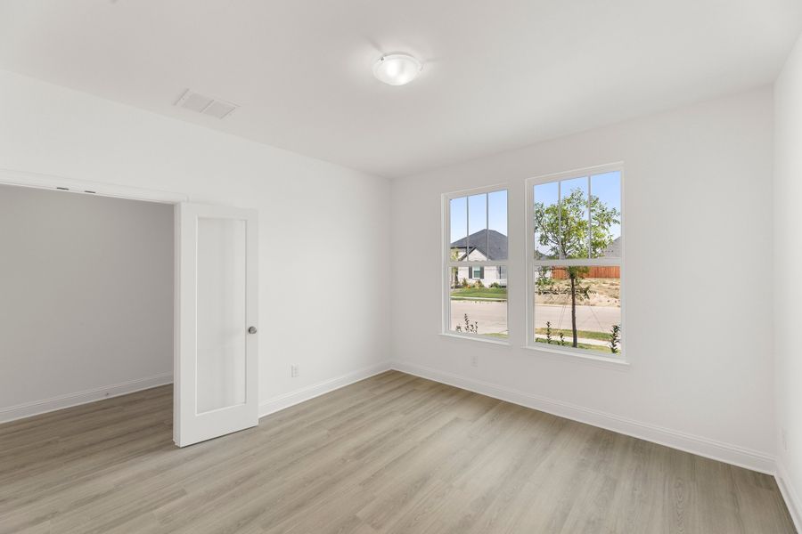 Spacious, unfurnished interior of a new home in Creekside, Royse City (Image 18).