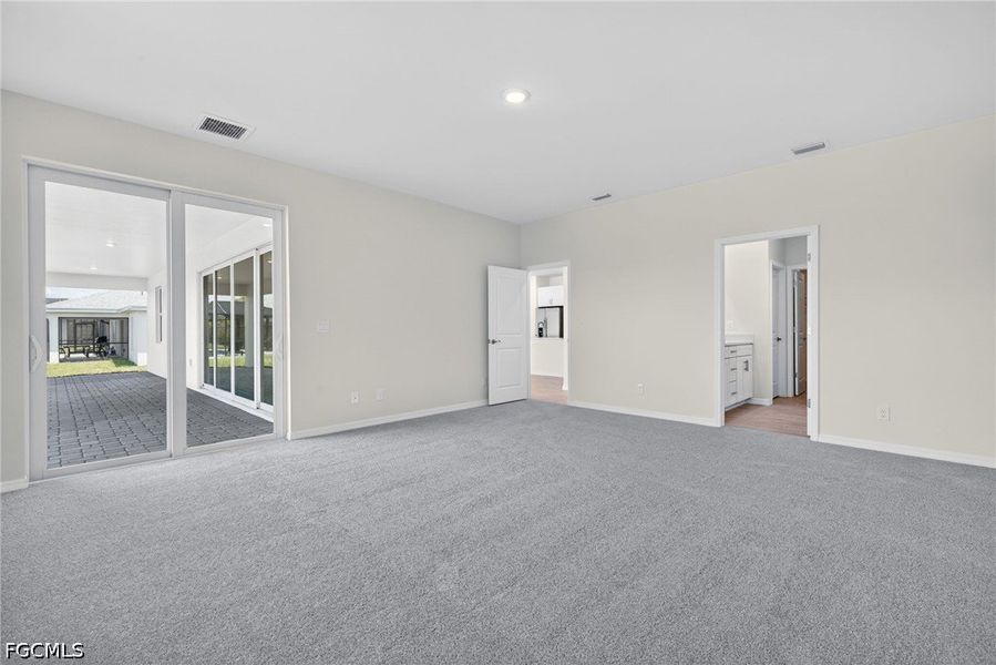 Spacious, unfurnished interior of a new home in Cape Coral, Cape Coral (Image 25).