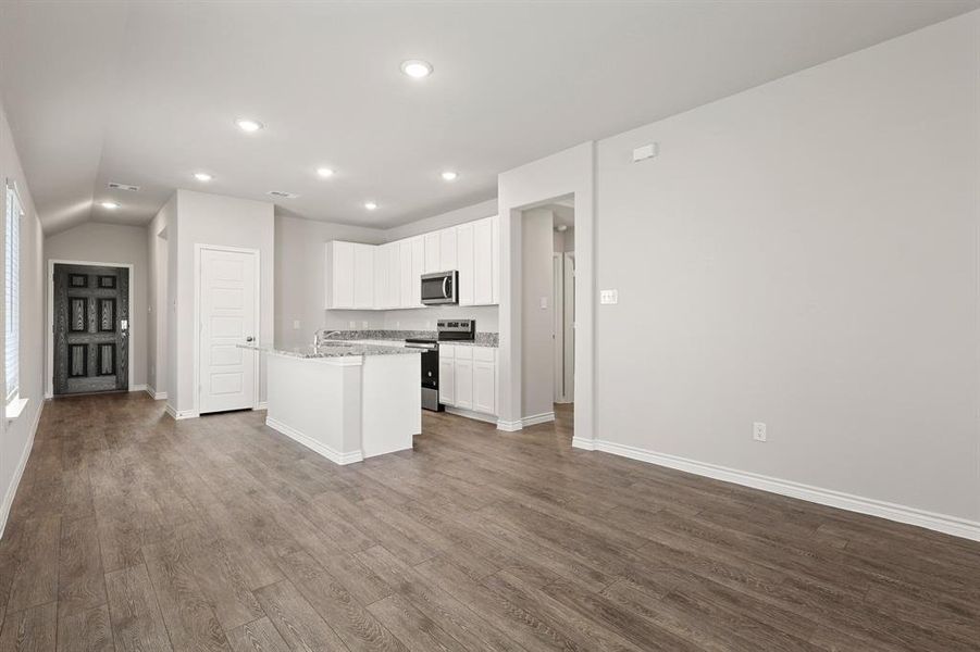 Spacious, unfurnished interior of a new home in Deer Creek, Fort Worth (Image 11).