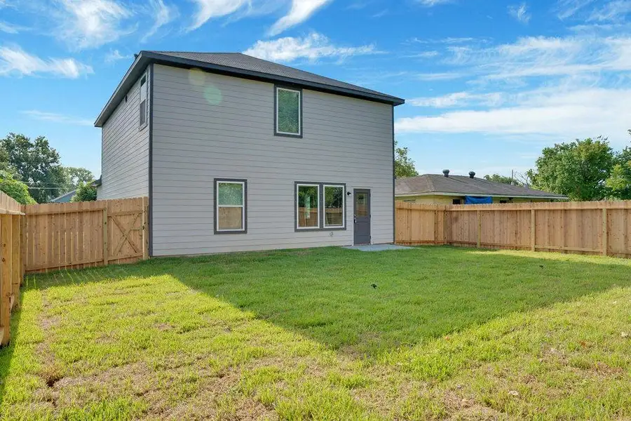 Exterior details and patio area of a home in , Texas City (Image 4).