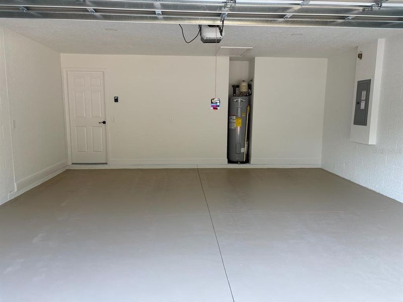 Spacious, unfurnished interior of a new home in , Citrus Springs (Image 26).