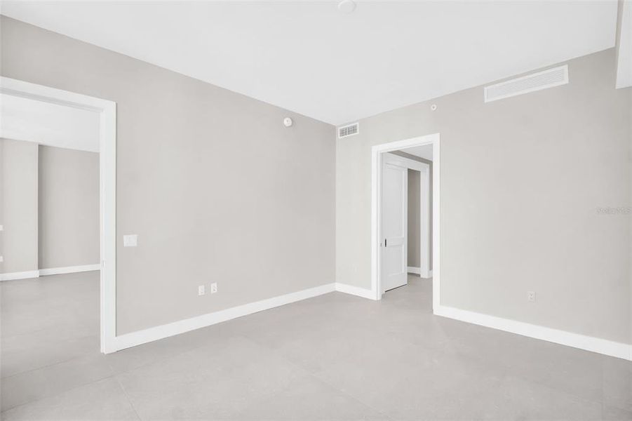 Spacious, unfurnished interior of a new home in , St. Petersburg (Image 23).