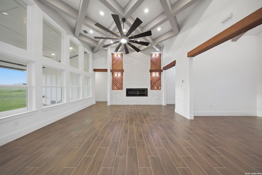 Spacious, unfurnished interior of a new home in , Floresville (Image 26).