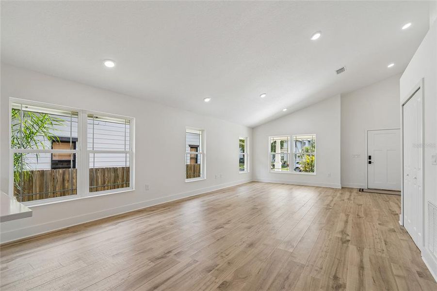 Spacious, unfurnished interior of a new home in , St. Petersburg (Image 23).