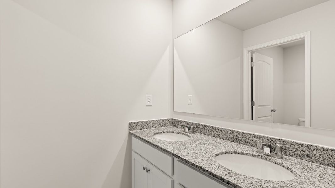 Representative interior finishes for a home built from the Hayden by D.R. Horton in Creekview, Atlanta (Image 11).