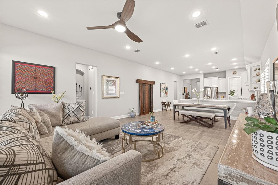 (Note: Photo is staged; property is currently vacant.) (Note: Photo is staged; property is currently vacant.)