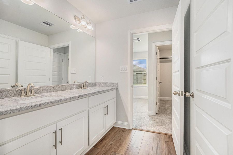 *STOCK PHOTO - COLORS & FEATURES MAY VARY