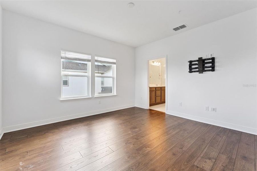 Spacious, unfurnished interior of a new home in , Orlando (Image 11).