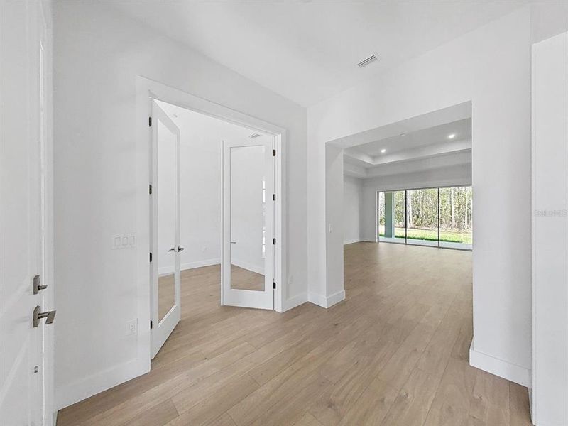 Spacious, unfurnished interior of a new home in Southern Hills Plantation, Brooksville (Image 43).