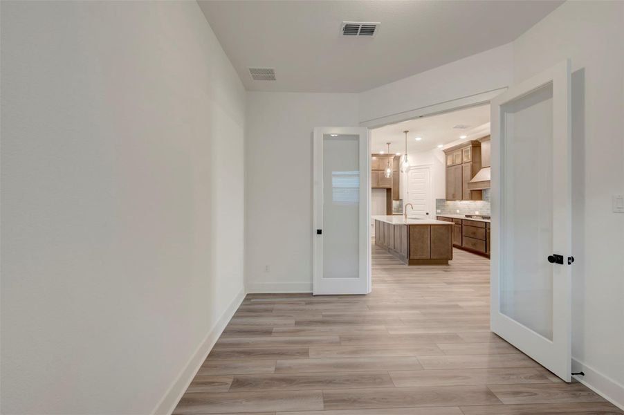 Spacious, unfurnished interior of a new home in Elyson 45', Katy (Image 14).