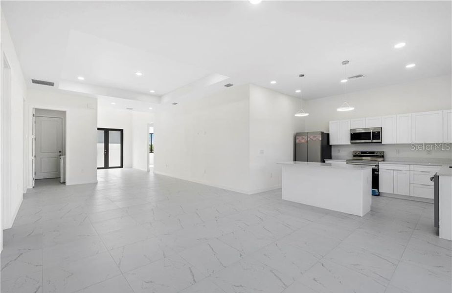 Spacious, unfurnished interior of a new home in , Cape Coral (Image 21).