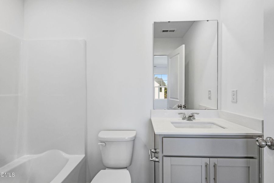 SUN_ElmGrove_Pic_Wyatt_QMI_31_Bath2_1of1