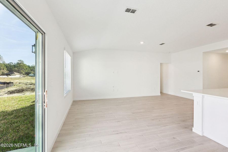 Spacious, unfurnished interior of a new home in Kings Preserve, Jacksonville (Image 14).