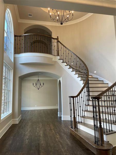 Spacious, unfurnished interior of a new home in , Sherman (Image 25).