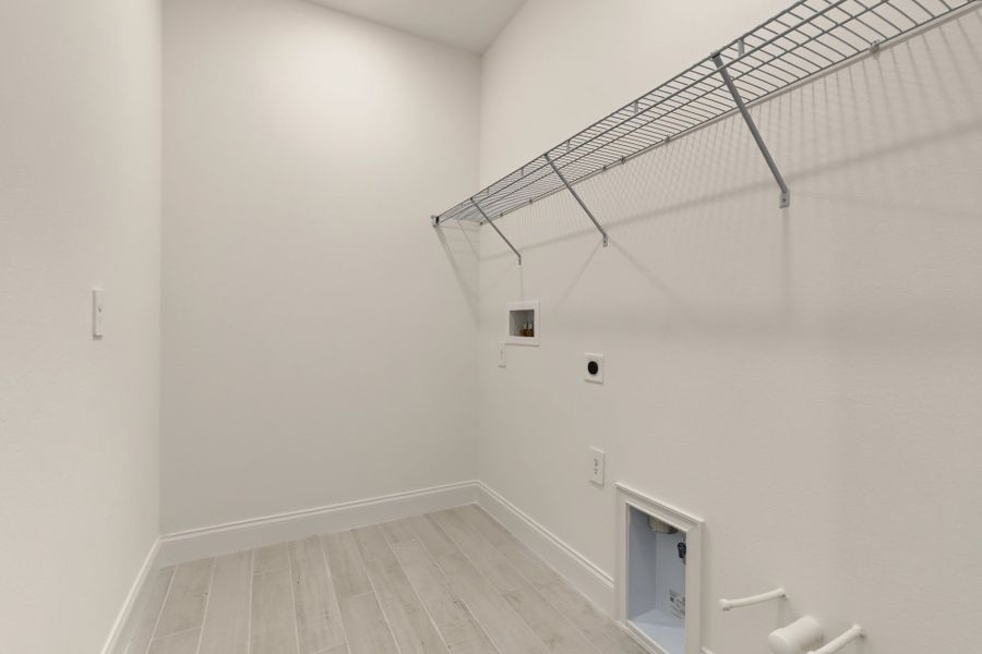 Spacious, unfurnished interior of a new home in Tamarack at Two Rivers, Zephyrhills (Image 19).