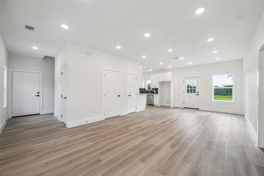 Spacious, unfurnished interior of a new home in , Santa Fe (Image 20).