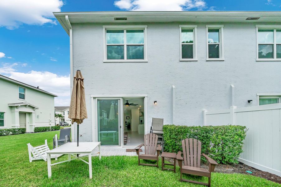 Exterior details and patio area of a home in , Port St. Lucie (Image 2).