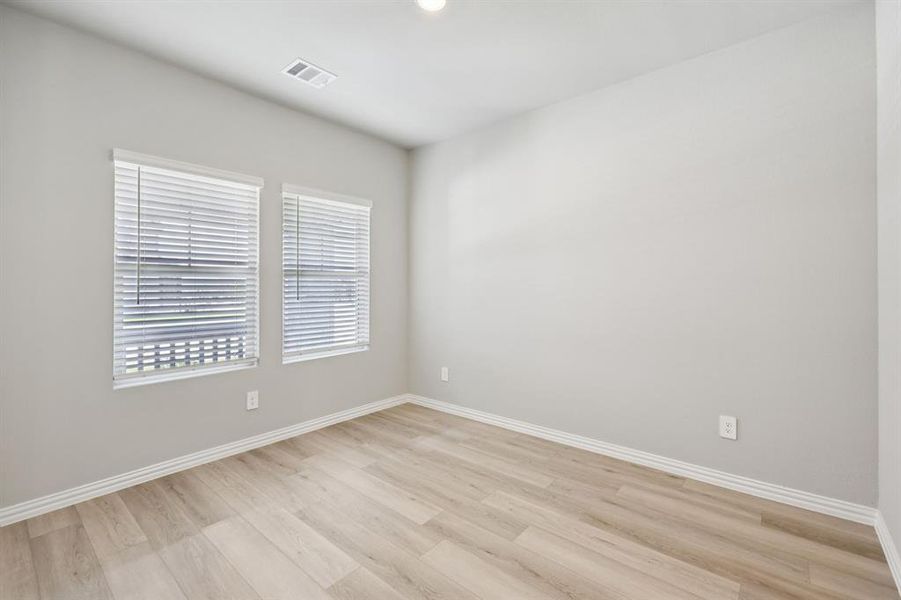 Spacious, unfurnished interior of a new home in Westmoor, Sherman (Image 31).