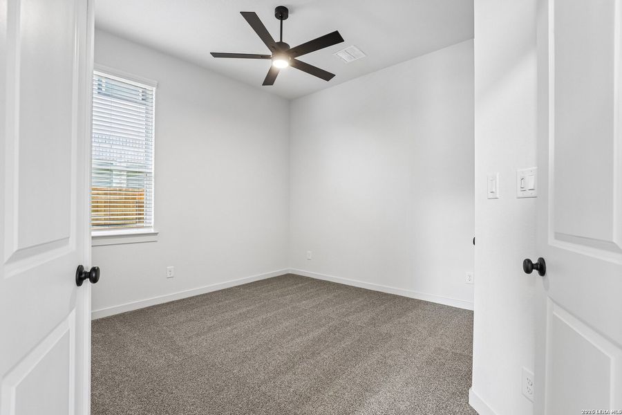 Spacious, unfurnished interior of a new home in Stream Waters, Seguin (Image 19).