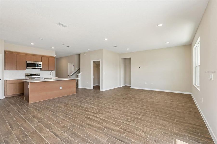 Spacious, unfurnished interior of a new home in Sabana Reserve, Ocala (Image 11).