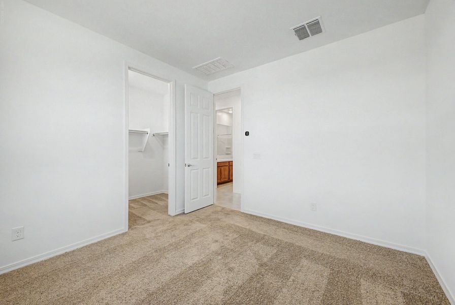 Spacious, unfurnished interior of a new home in Bella Vista Farms, San Tan Valley (Image 12).