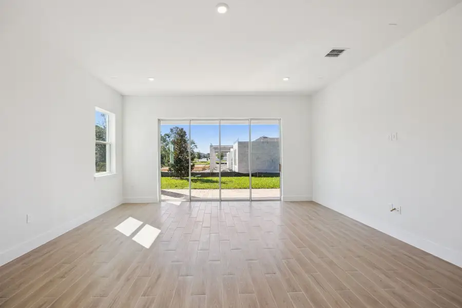 Spacious, unfurnished interior of a new home in Northlake at Ovation, Winter Garden (Image 19).