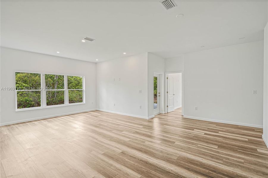 Spacious, unfurnished interior of a new home in , Sebring (Image 13).