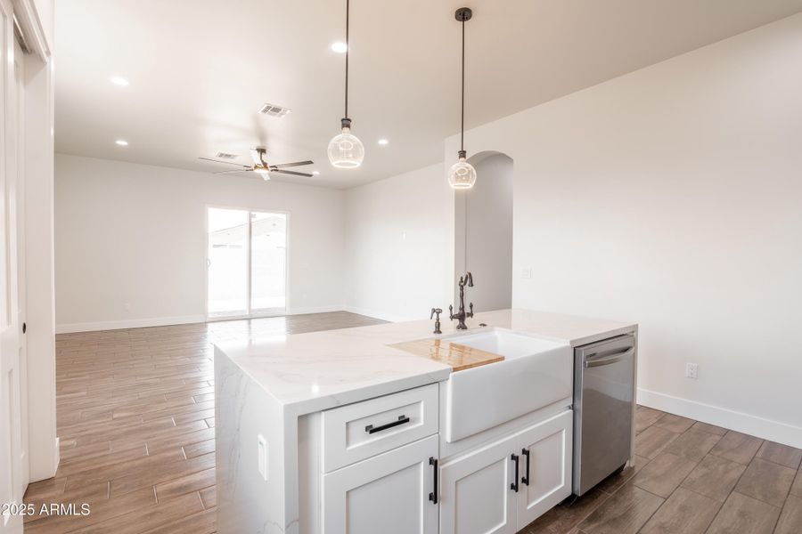 Kitchen (5) Kitchen (5)