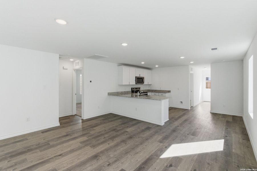 Spacious, unfurnished interior of a new home in Cinco Lakes, San Antonio (Image 15).