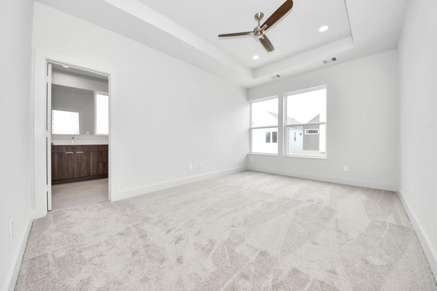Spacious, unfurnished interior of a new home in Alicante, Houston (Image 19).
