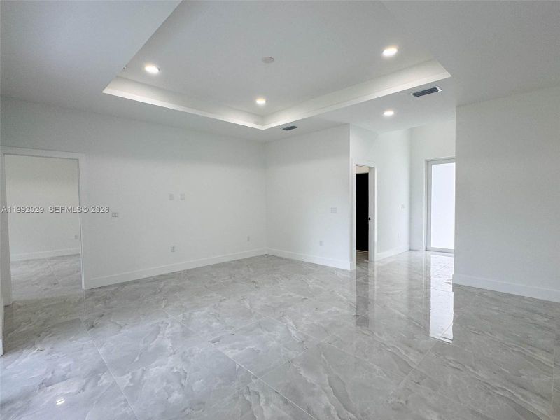 Spacious, unfurnished interior of a new home in , Lehigh Acres (Image 12).