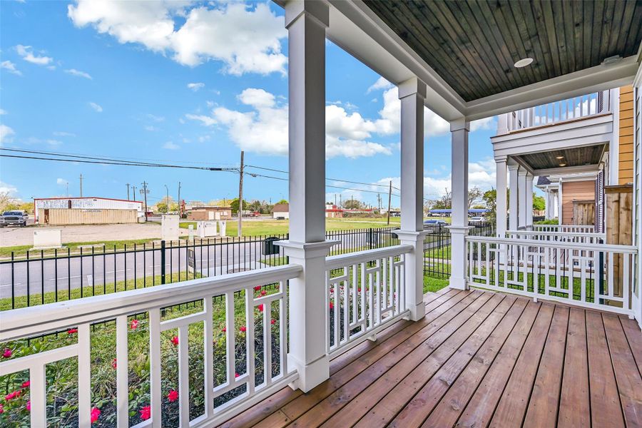 Exterior details and patio area of a home in Pearland Old Townsite, Pearland (Image 27).