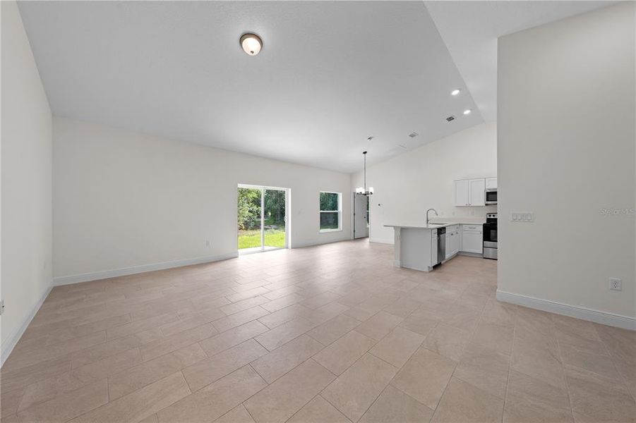 Spacious, unfurnished interior of a new home in , Yeehaw Junction (Image 39).