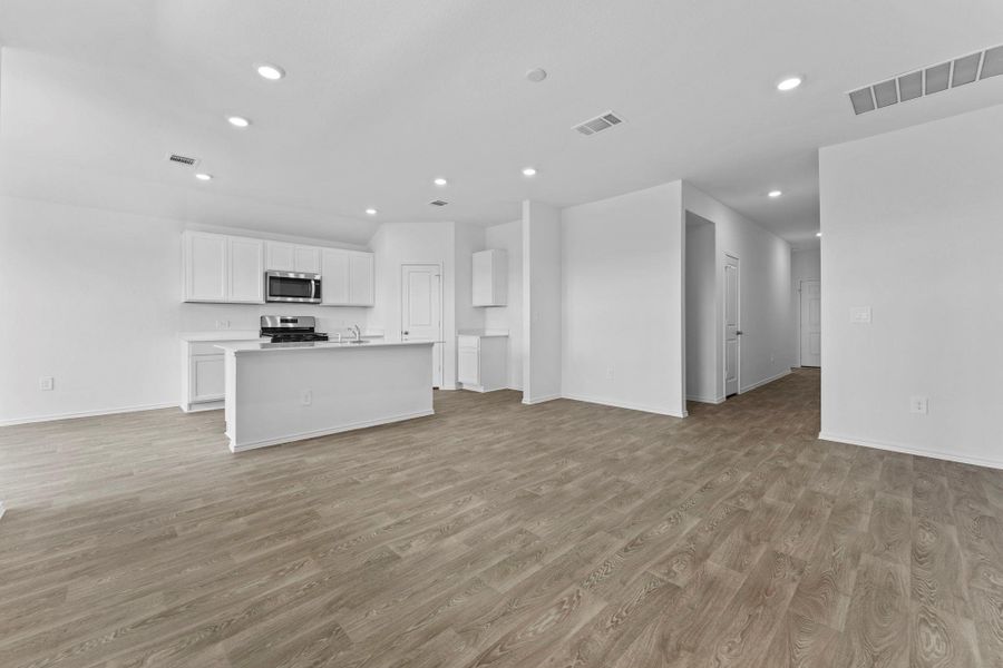 Spacious, unfurnished interior of a new home in Durango, Mustang Ridge (Image 20).