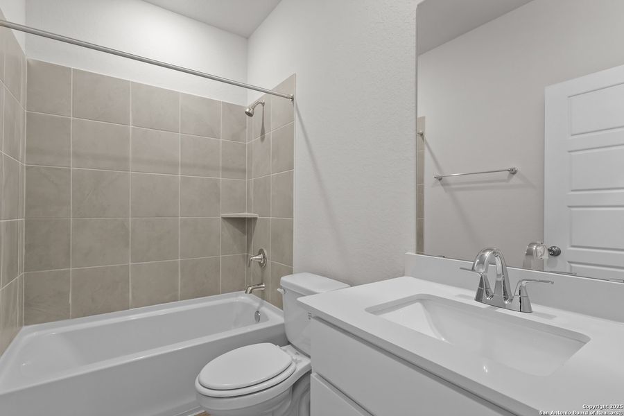 Furnished interior view inside a new home in Cinco Lakes, San Antonio (Image 6).