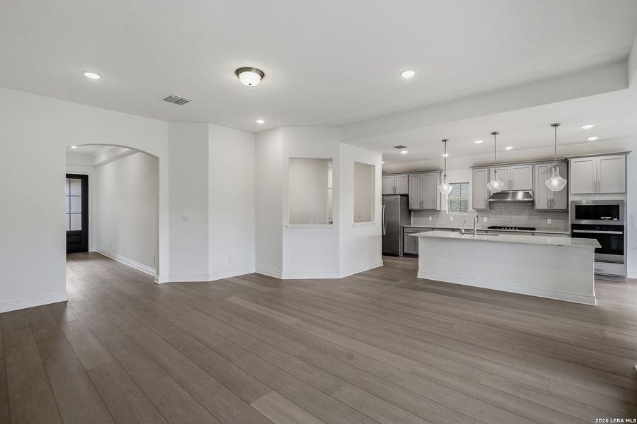 Spacious, unfurnished interior of a new home in Davis Ranch, San Antonio (Image 32).
