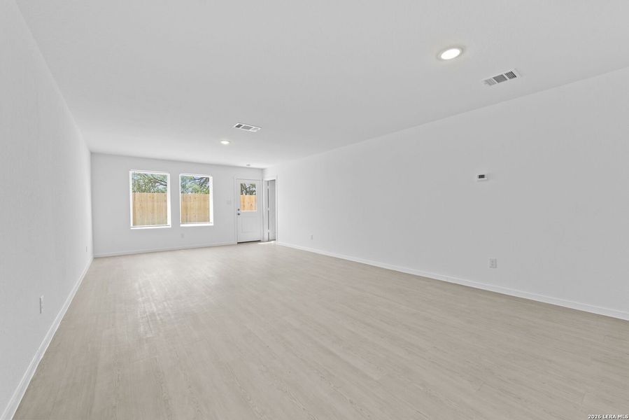 Spacious, unfurnished interior of a new home in Guadalupe Ridge, New Braunfels (Image 25).