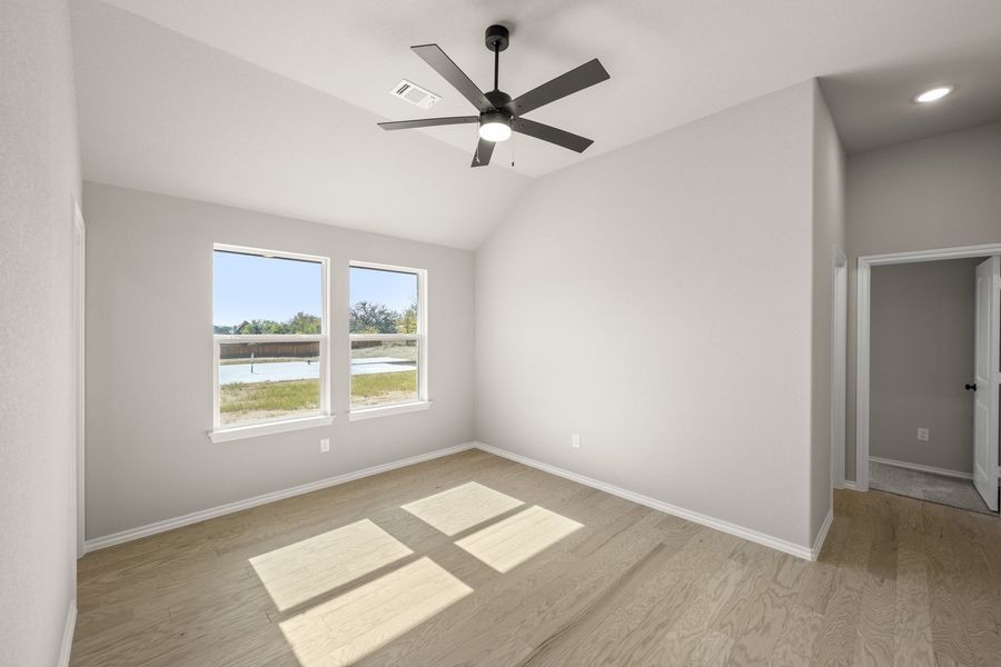 Spacious, unfurnished interior of a new home in Waterford Park, Weatherford (Image 27).