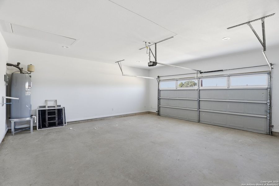 Spacious, unfurnished interior of a new home in , Atascosa (Image 30).