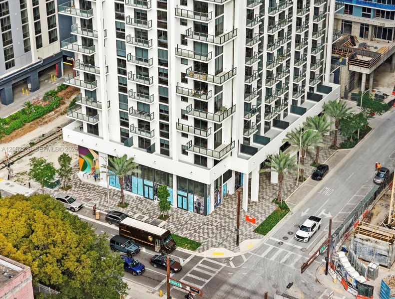 Condo located in Miami, FL showcasing its design and architecture (Image 3).