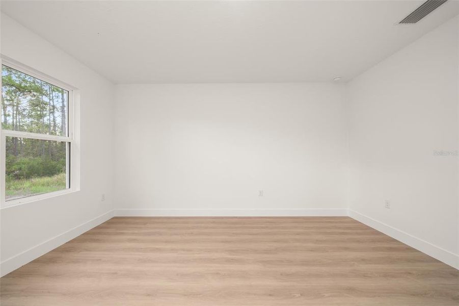 Spacious, unfurnished interior of a new home in , Sebring (Image 14).