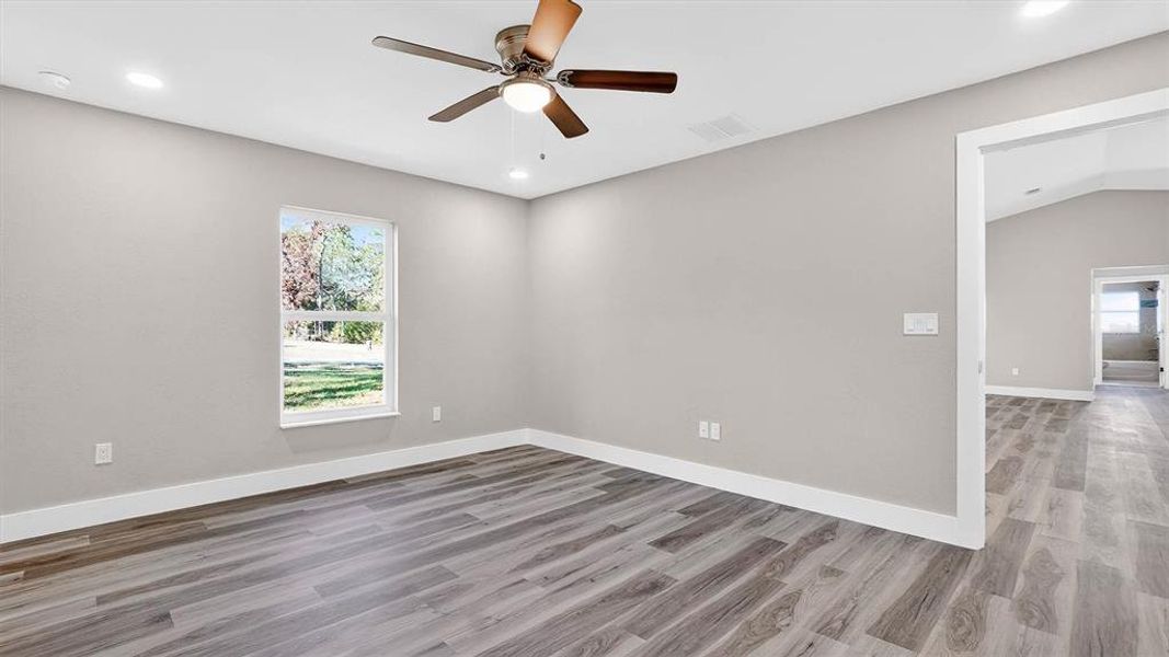 Spacious, unfurnished interior of a new home in , Citrus Springs (Image 36).