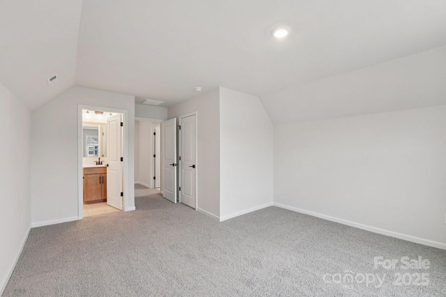 Spacious, unfurnished interior of a new home in Sylvan Creek, Denver (Image 10).