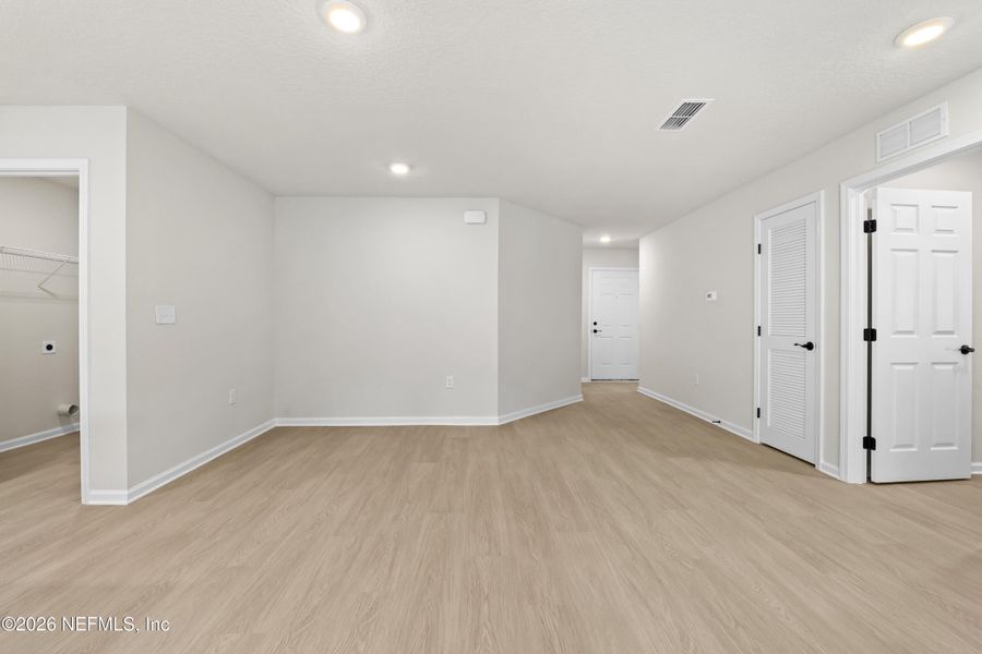 Spacious, unfurnished interior of a new home in , Jacksonville (Image 7).