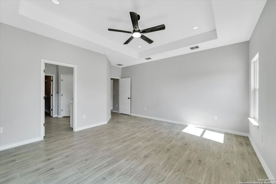Spacious, unfurnished interior of a new home in , Natalia (Image 20).