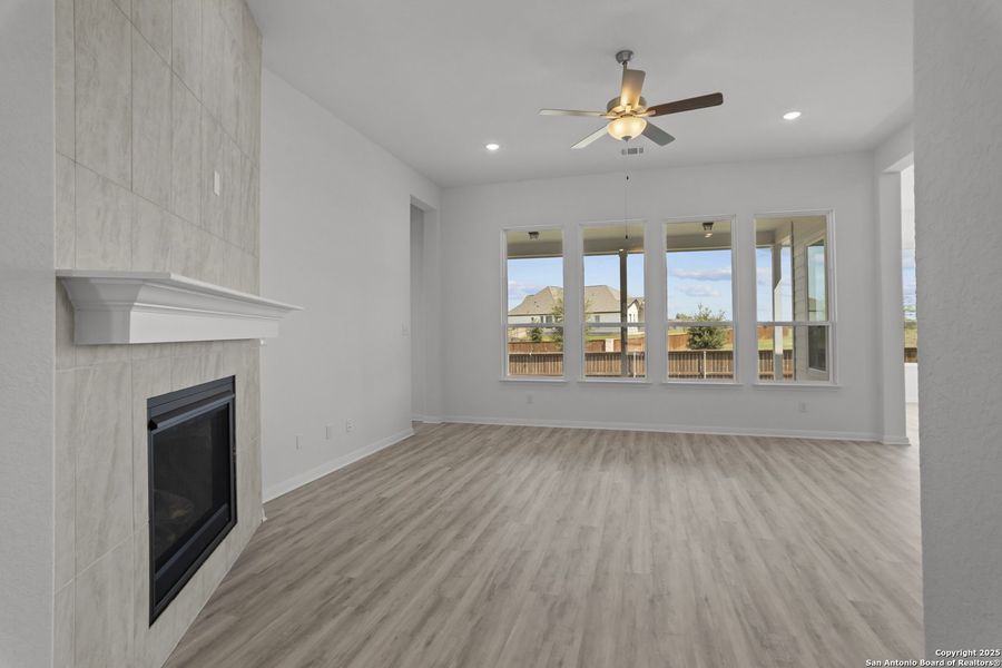Spacious, unfurnished interior of a new home in Homestead 75', Schertz (Image 27).