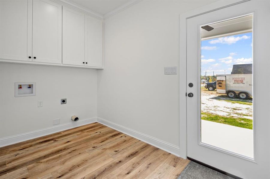 Spacious, unfurnished interior of a new home in , Sulphur Springs (Image 13).