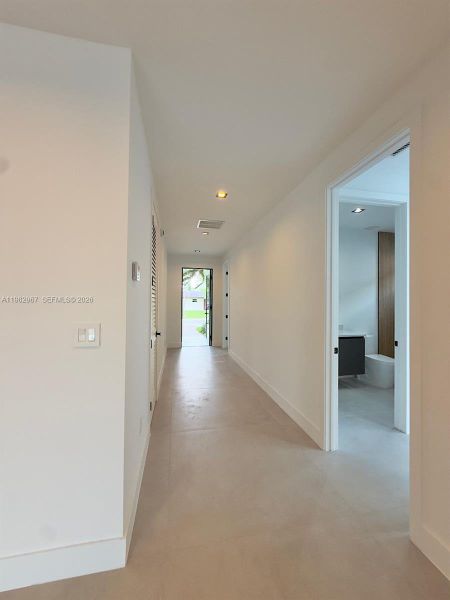 Spacious, unfurnished interior of a new home in , Fort Lauderdale (Image 31).